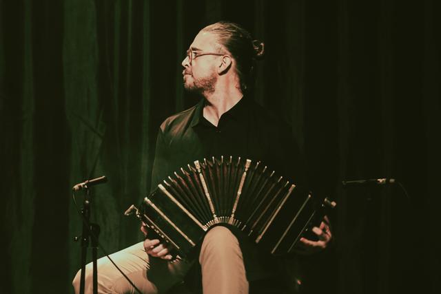 Kaader: Hilisõhtune kabaree Tartus